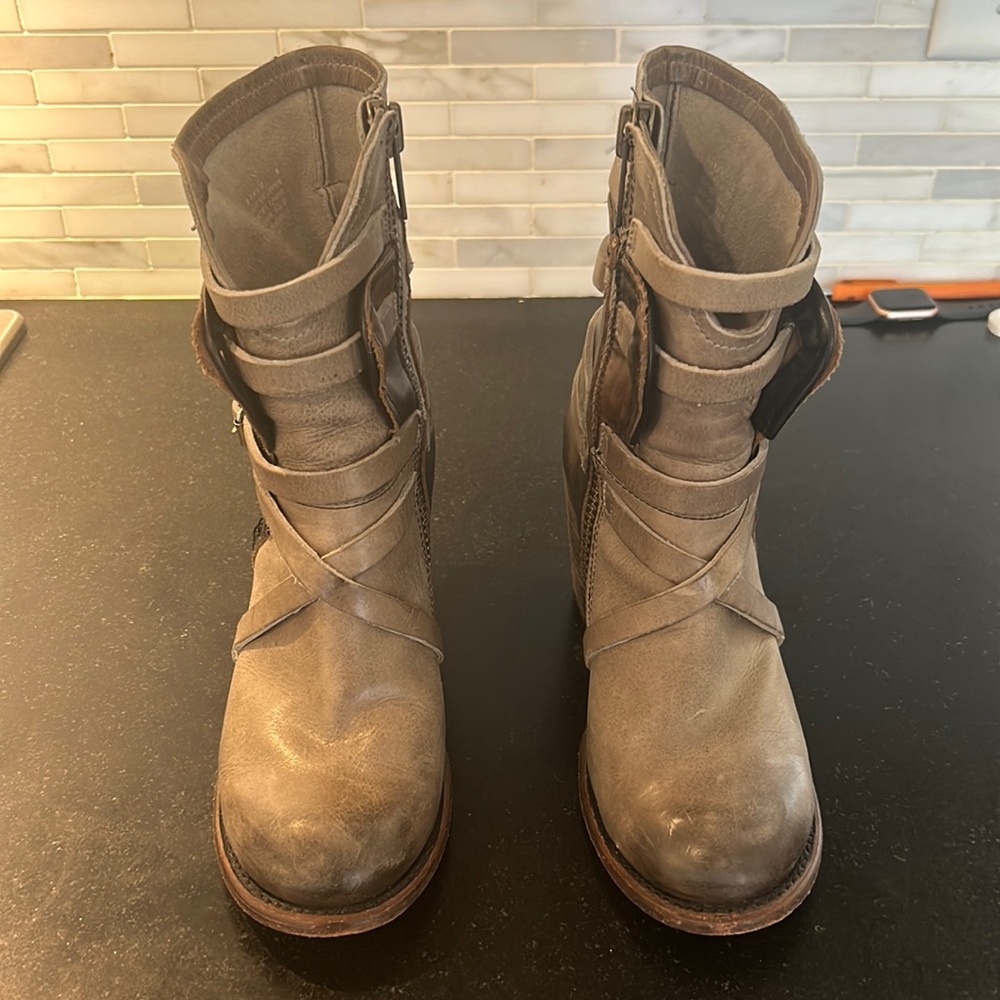 Beautiful boot worn once